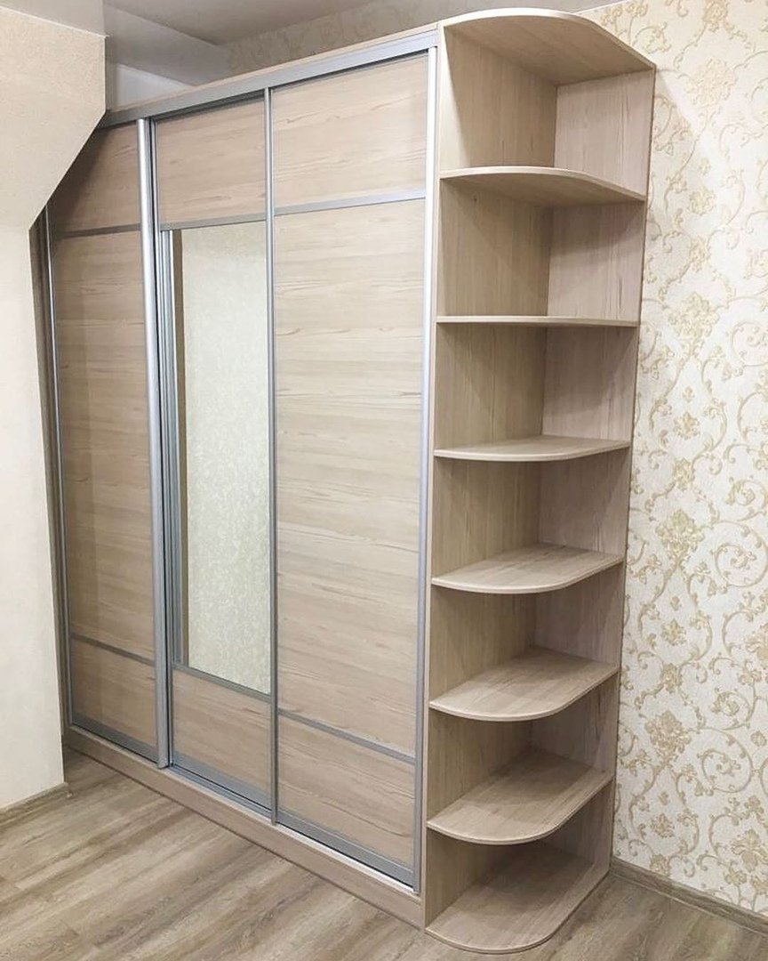 Шкаф купе с боковыми полками