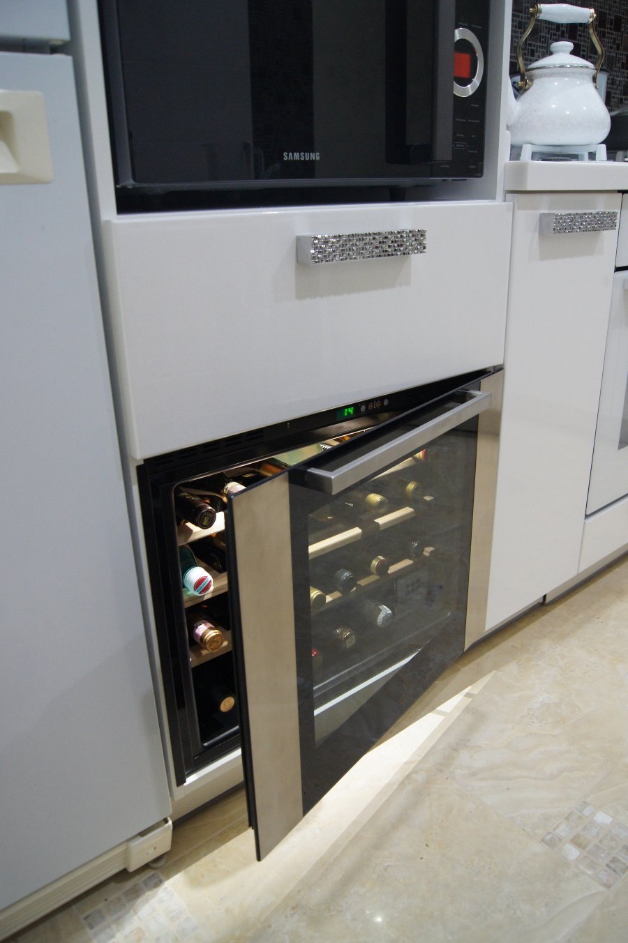 Встраиваемый винный шкаф Indel b bi24 Home Plus