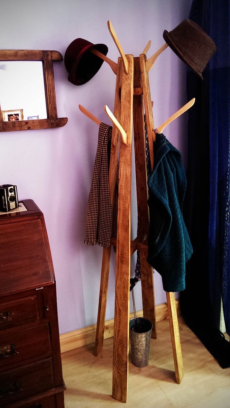 Стоячая вешалка для одежды из дерева