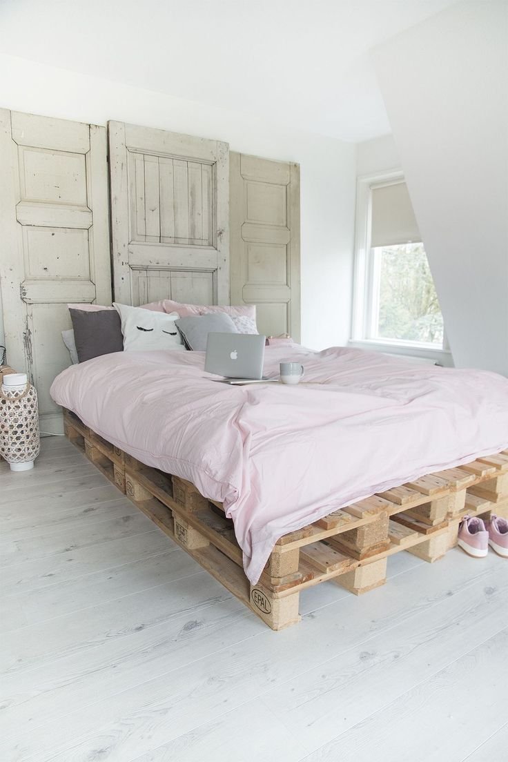 Кровать на деревянных поддонах