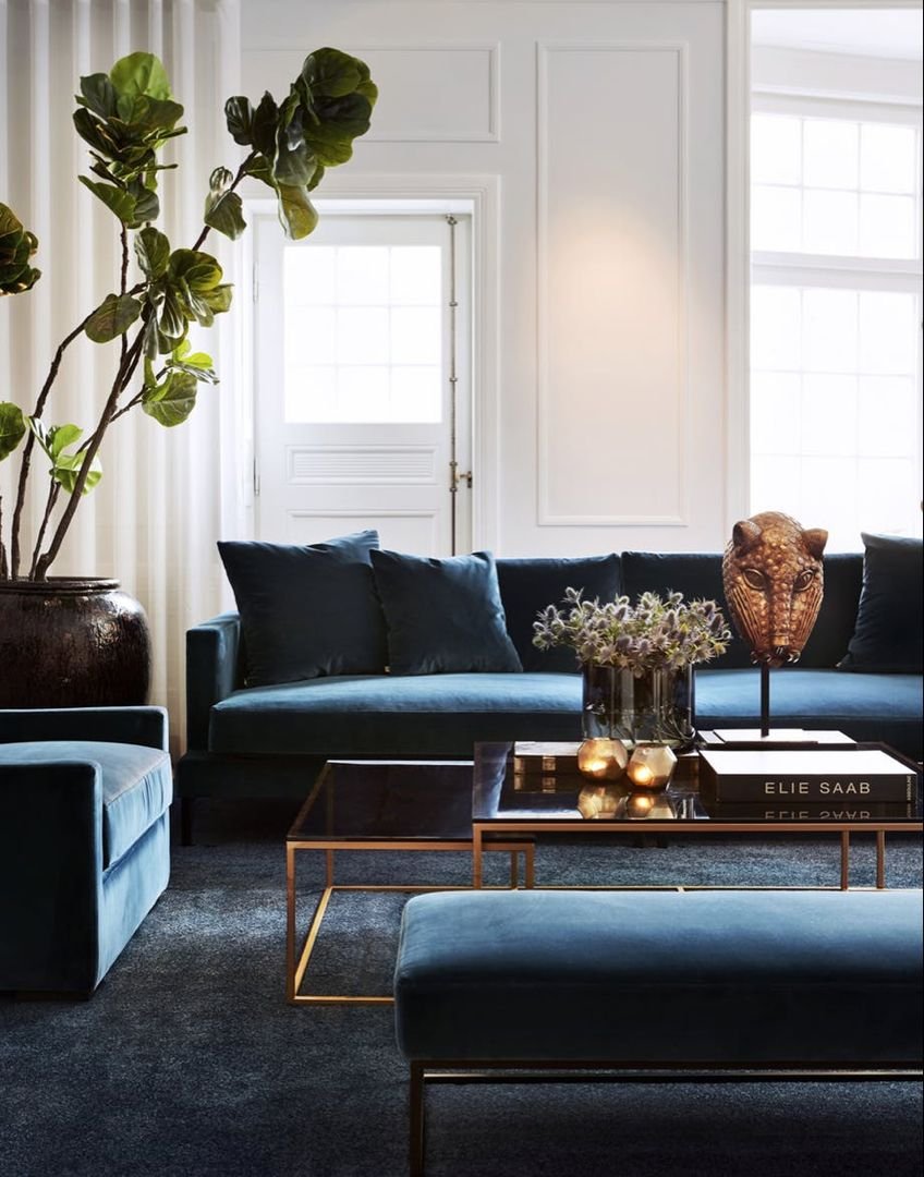 Интерьер дома с синим диваном