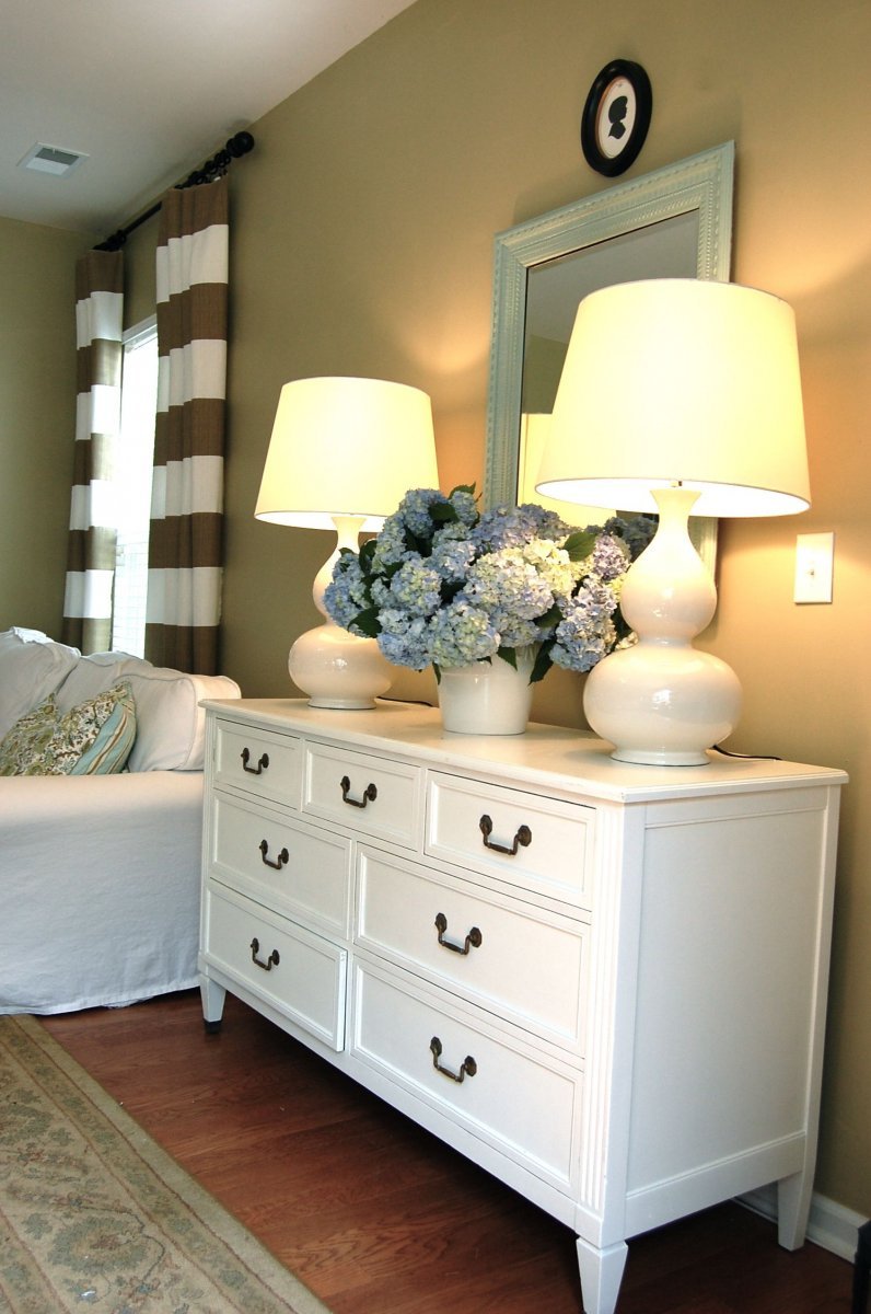Декор на комоде в спальне