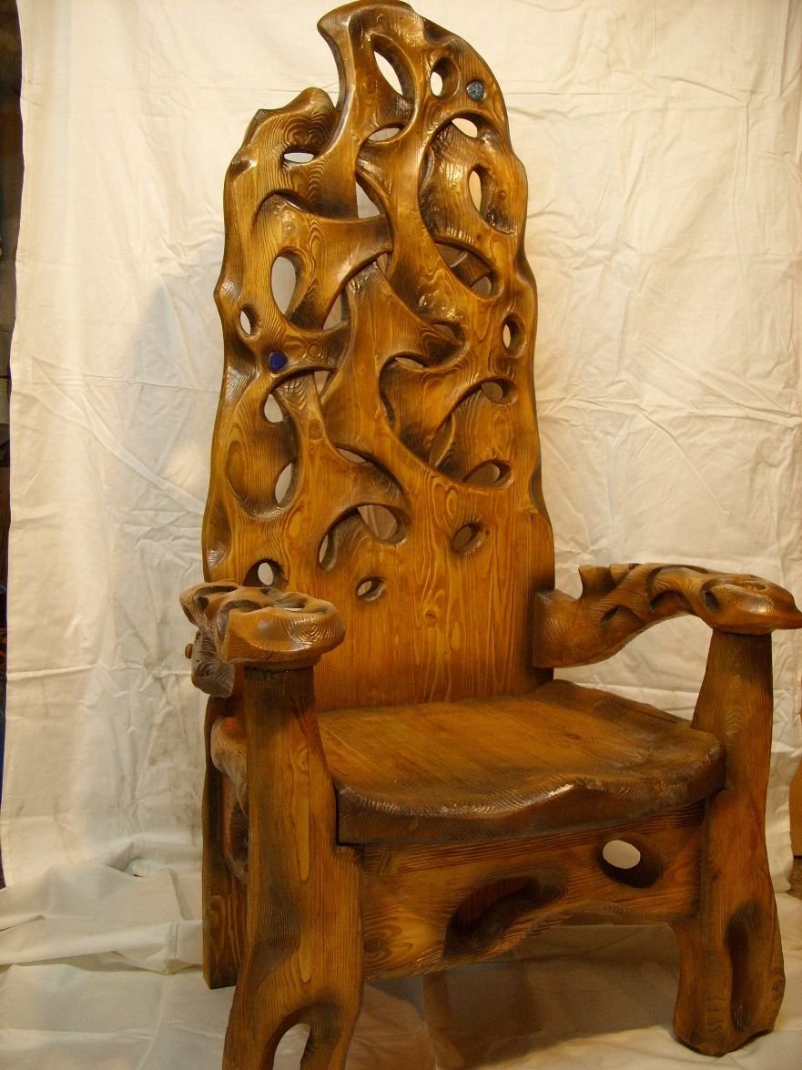 Брашированное кресло трон