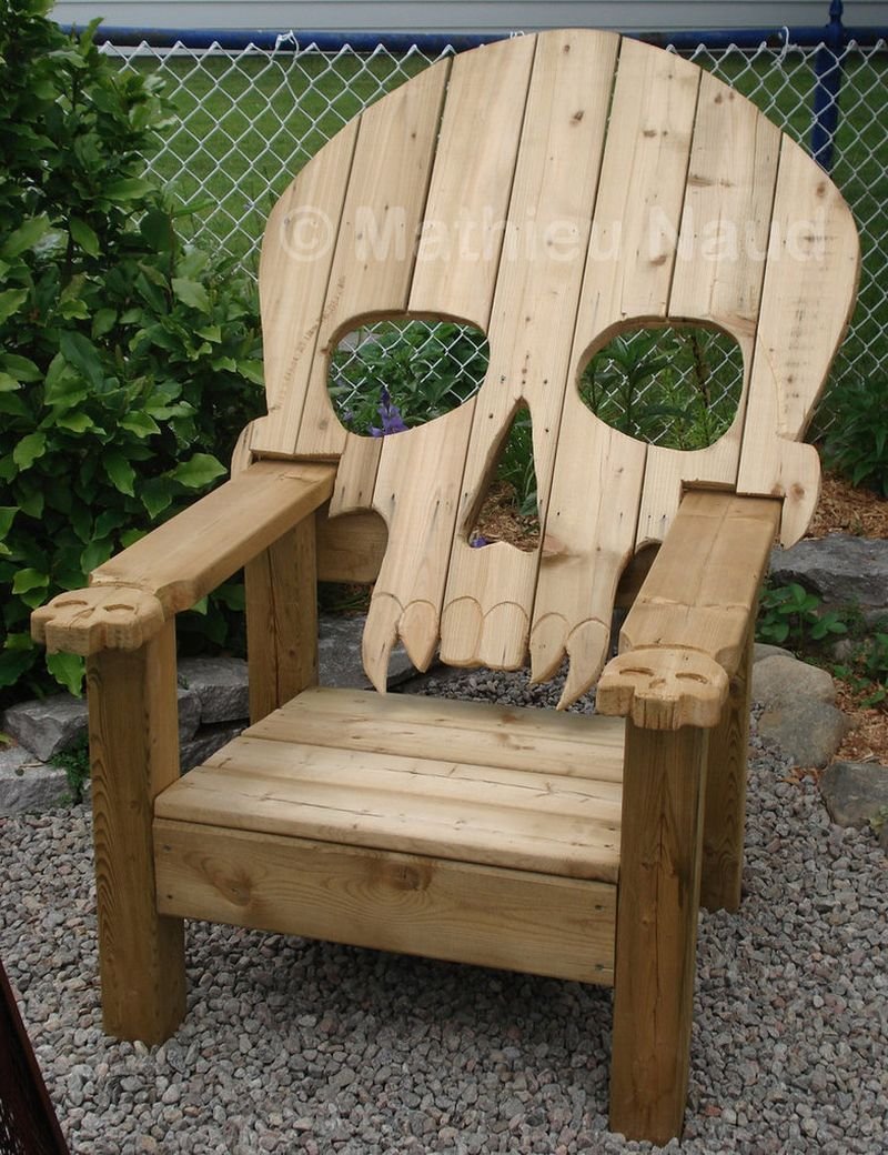 Кресло из дерева для дачи