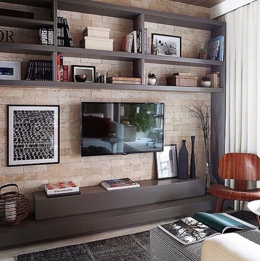 Гостиная с полками на стене