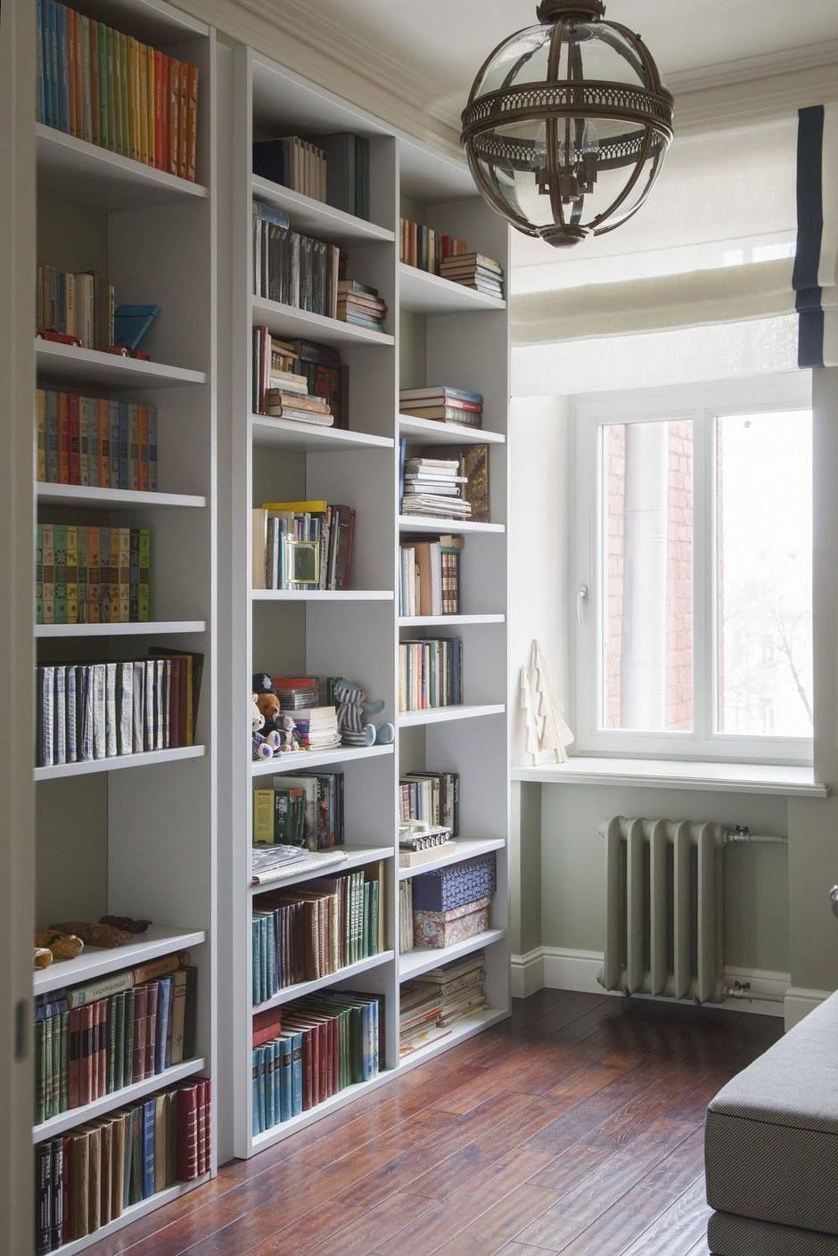 Комната с книжным шкафом