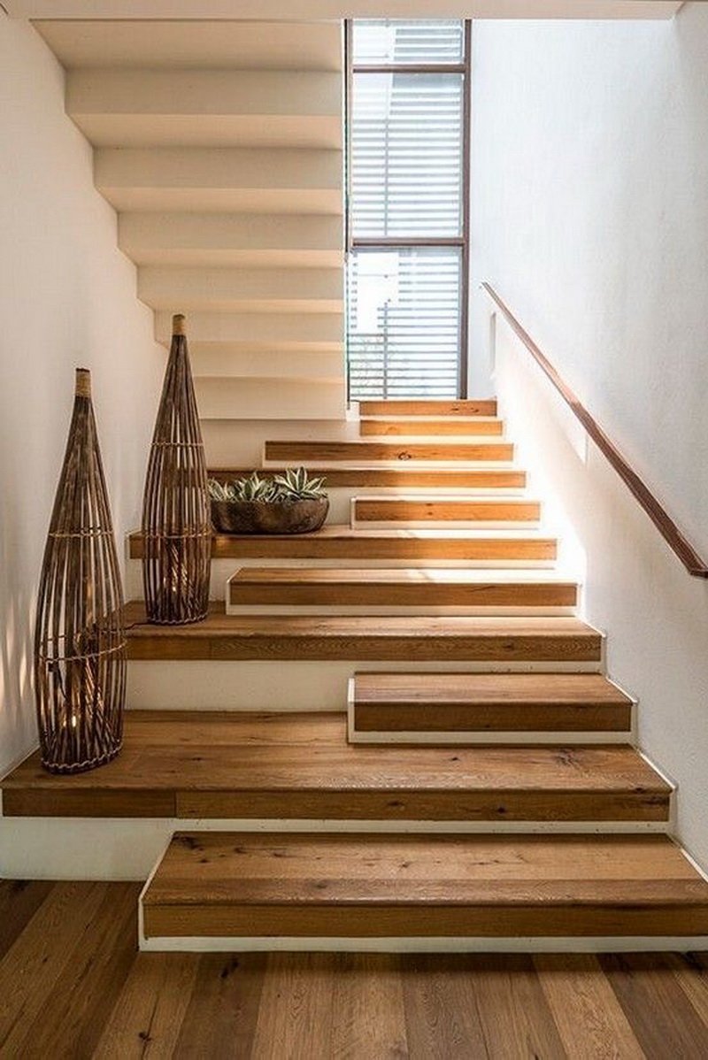 Широкая лестница в доме