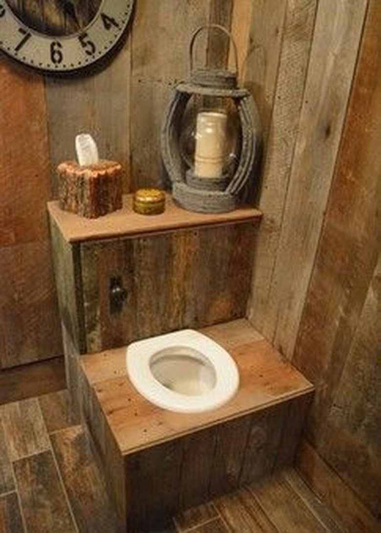 Интерьер деревенского туалета