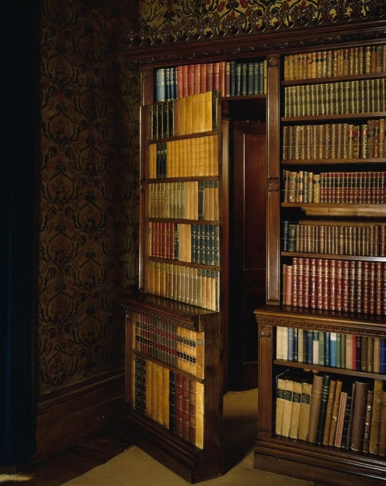 Потайной книжный шкаф
