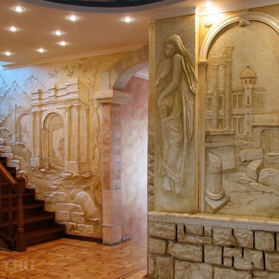 Барельеф в коридоре