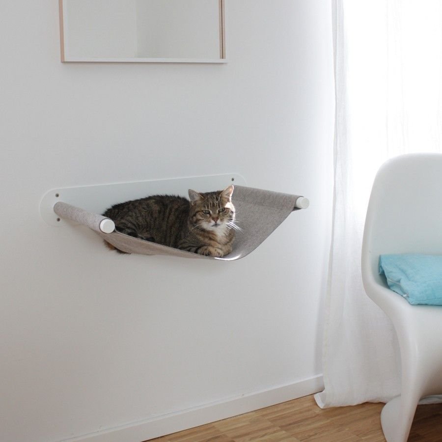 Лежанка для кошки на стену