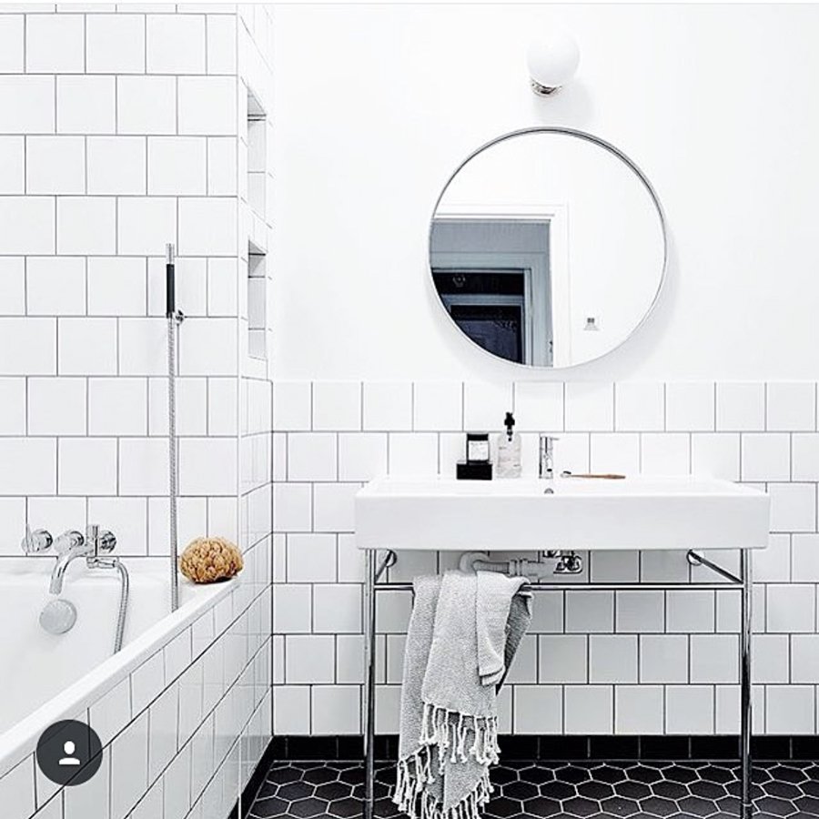 Белая плитка в ванной
