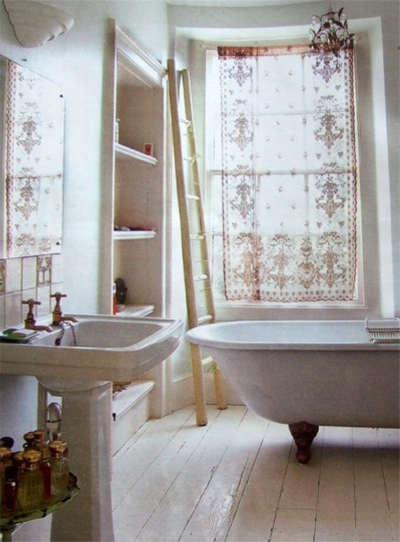 Ванная комната в ретро стиле с окном