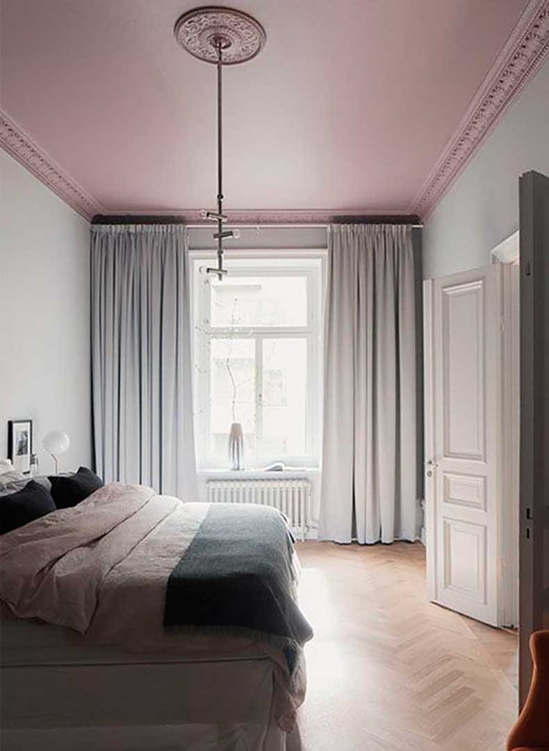 Цветной потолок в спальне