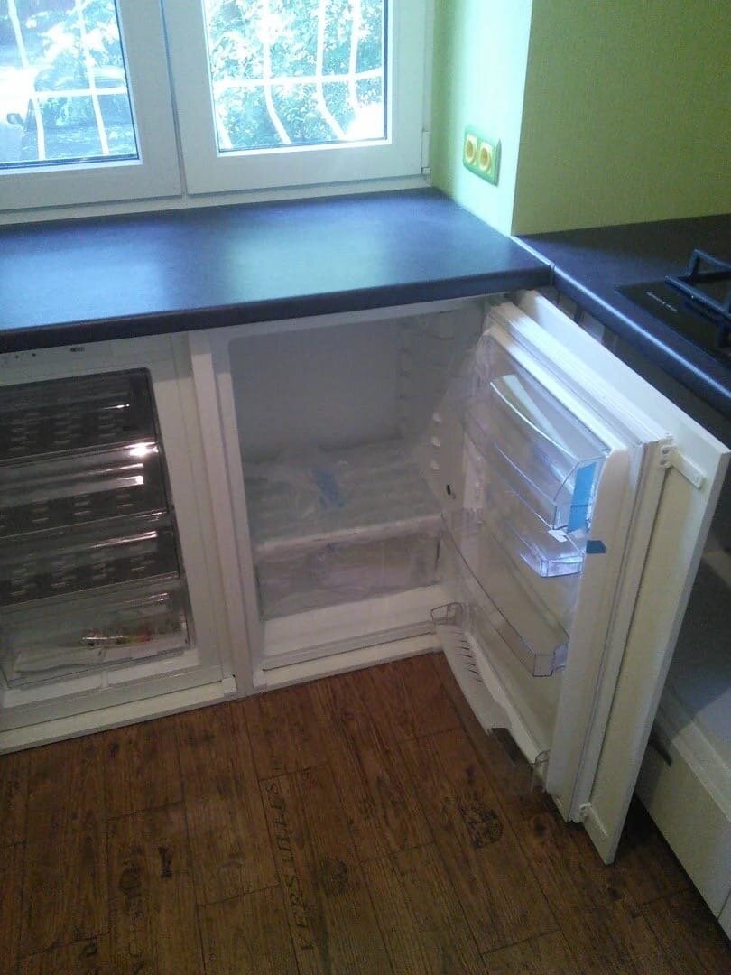 Холодильник под подоконником на кухне