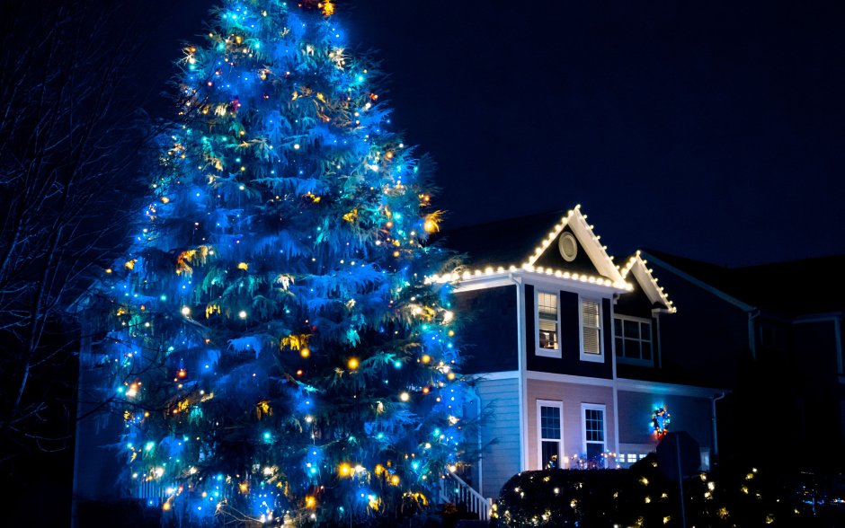 Дом с гирляндами зимой