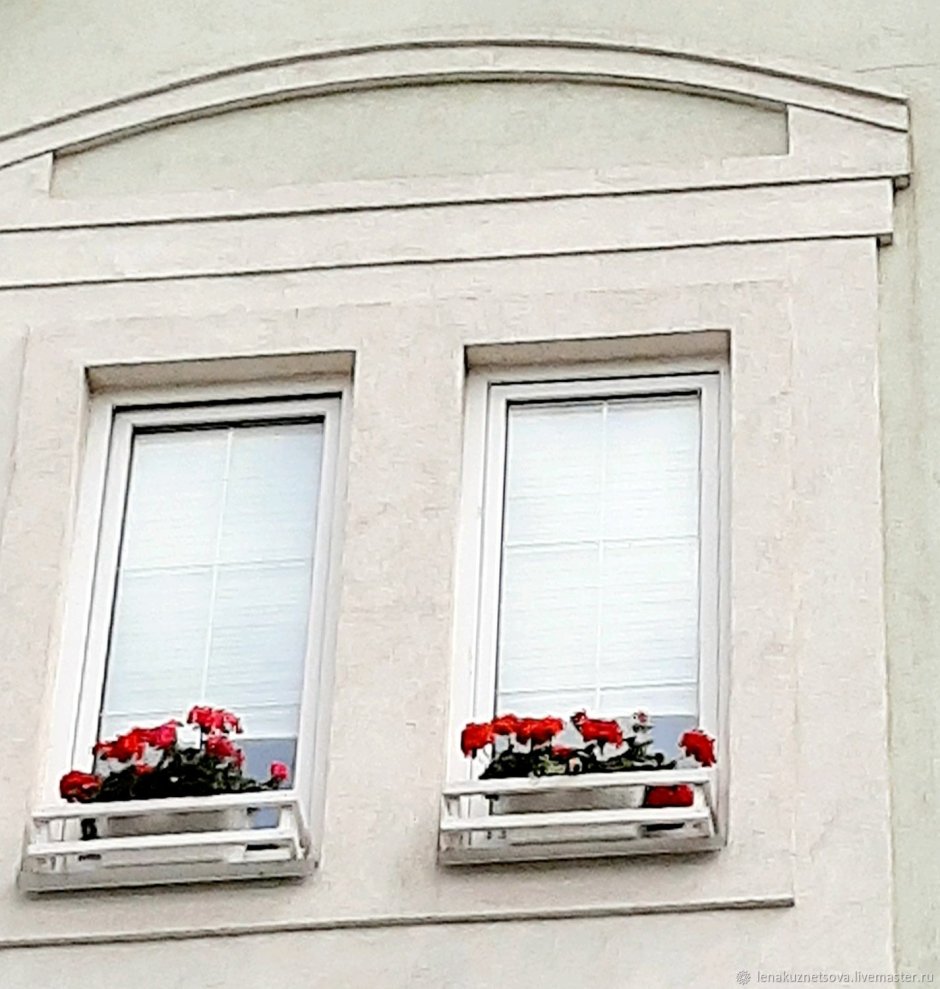 Металлические цветочницы на окна
