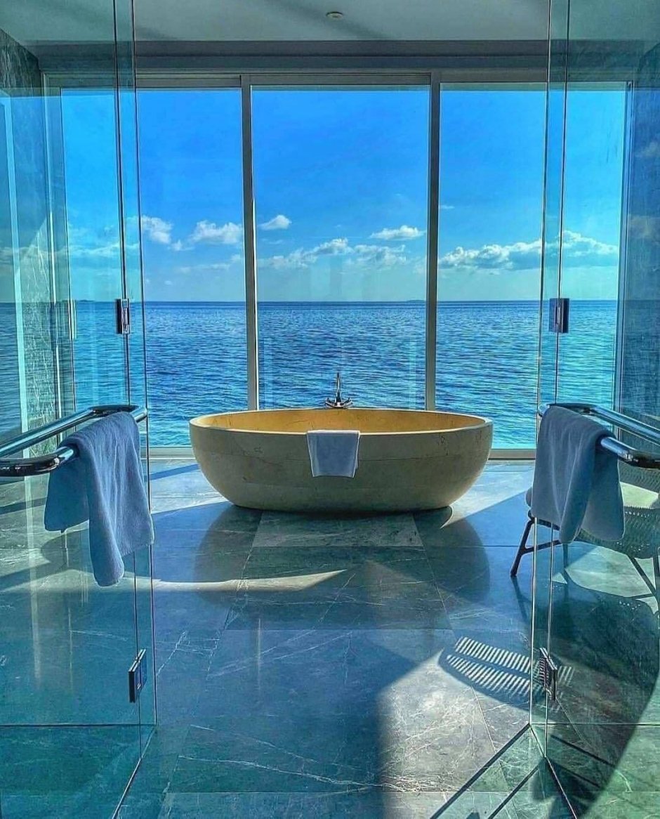 Ванная комната с видом на море