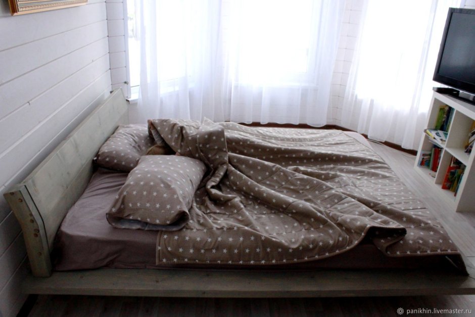 Матрас в комнате без кровати