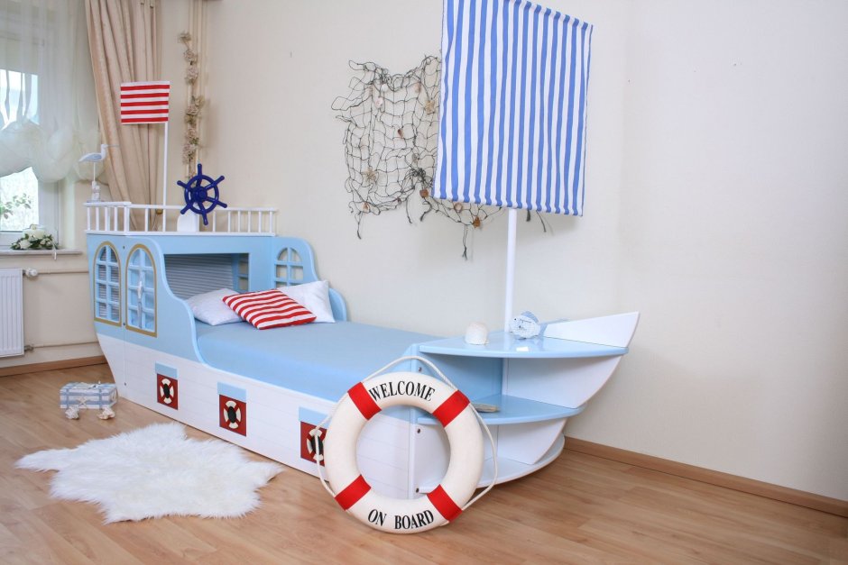 Кровать в виде корабля для мальчика