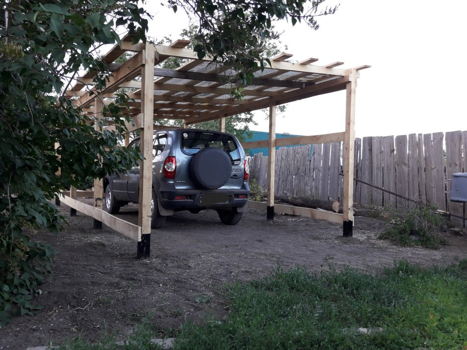 Легкий навес для автомобиля на даче
