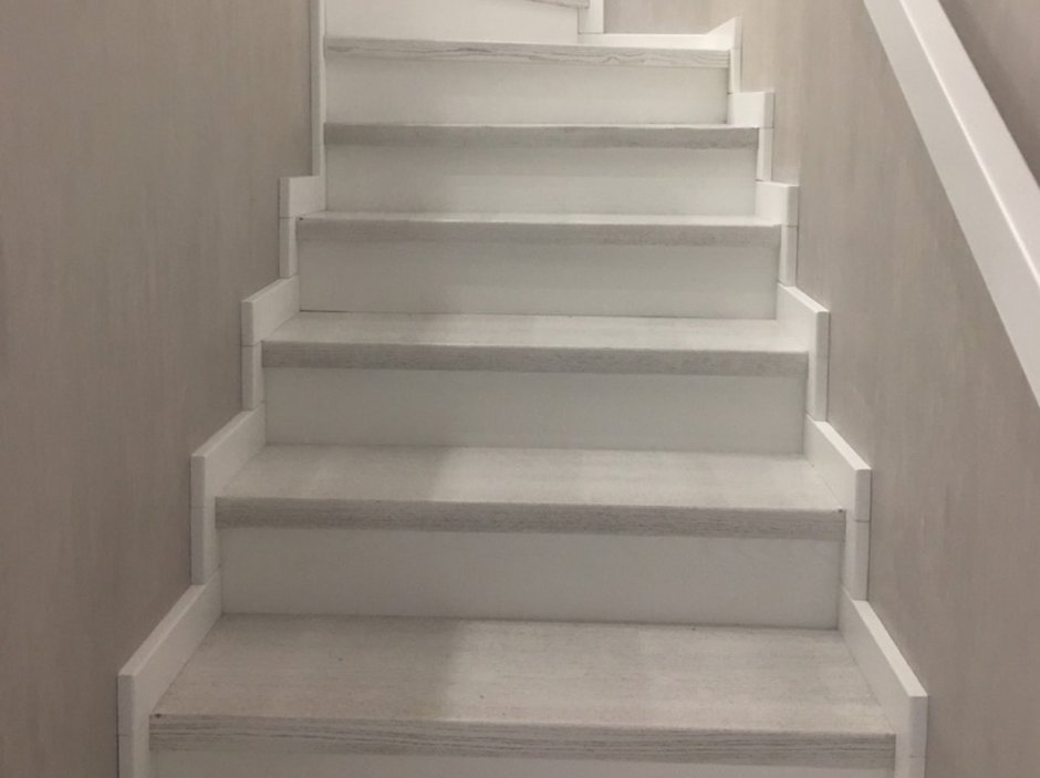 Отделка ступеней бетонной лестницы ламинатом