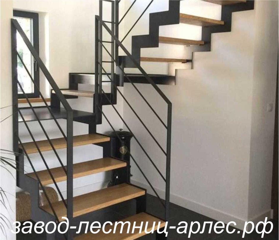 Металлический каркас лестницы для бассейна