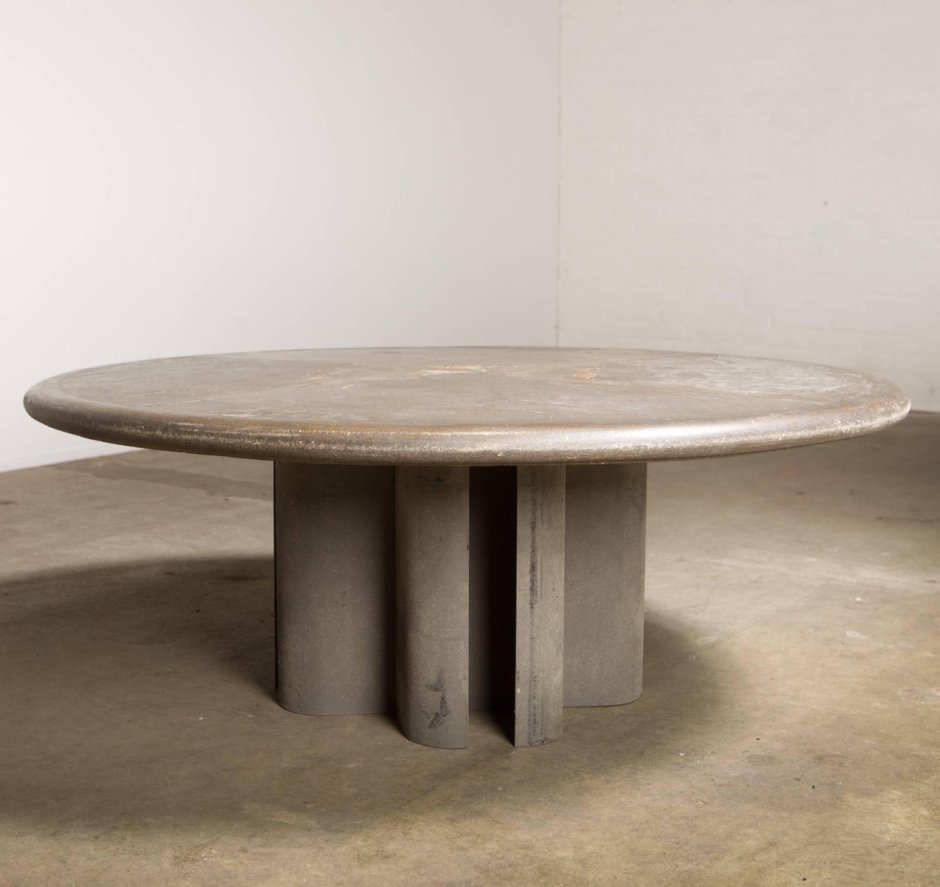 Обеденный стол из бетона