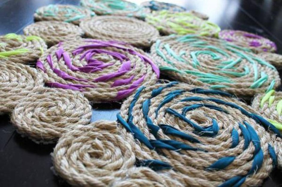 Плетеный коврик из жгута