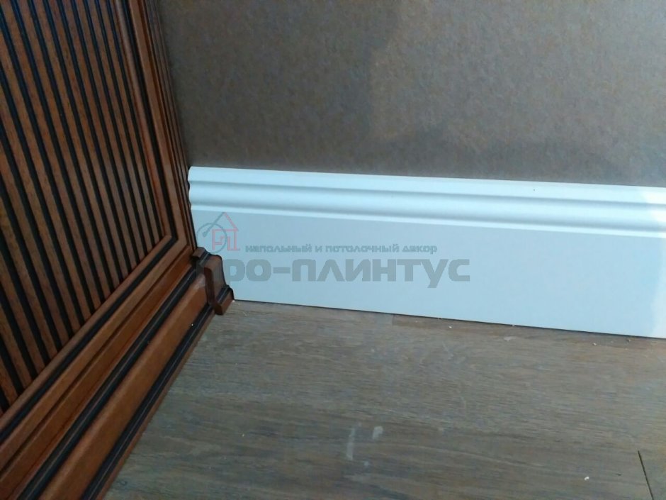 Стык плинтуса и мебели