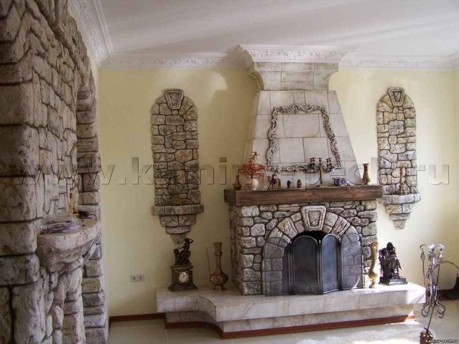Кирпичный камин с лепниной