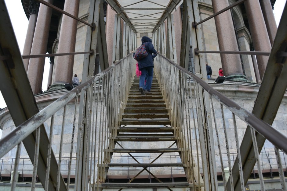 Лестница на колоннаду Исаакиевского собора
