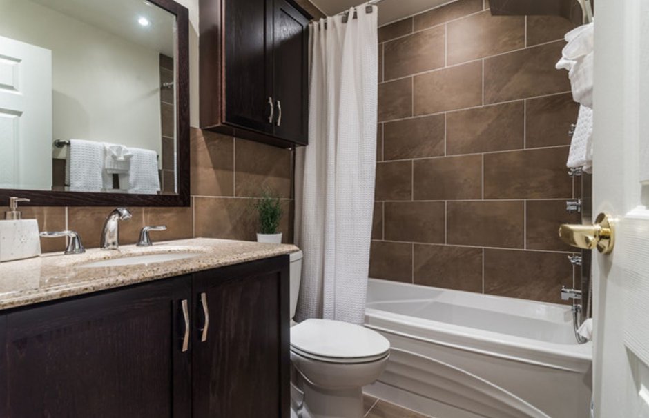 Шоколадно белая ванная комната