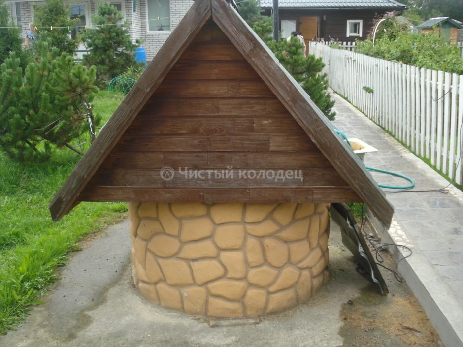 Домик для колодца из камня