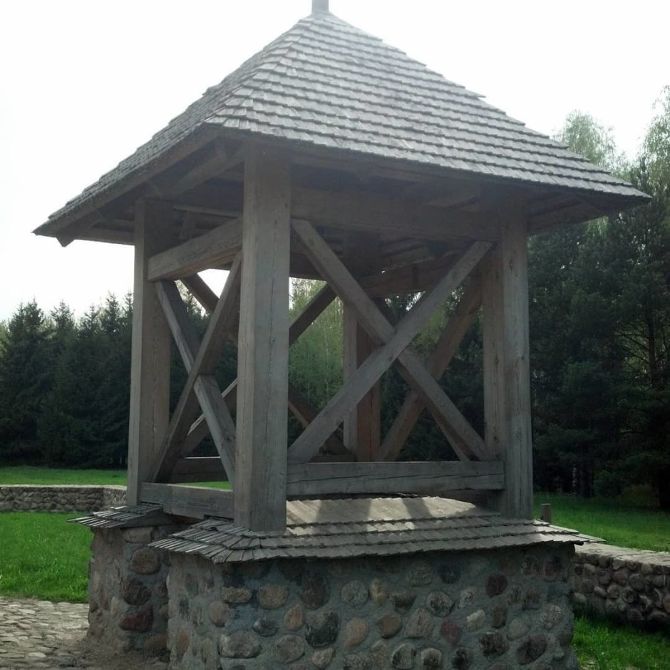 Отделка колодца камнем и деревом