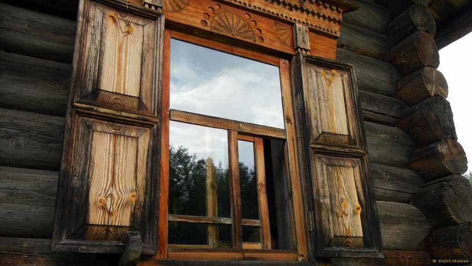 Деревянное деревенское окно