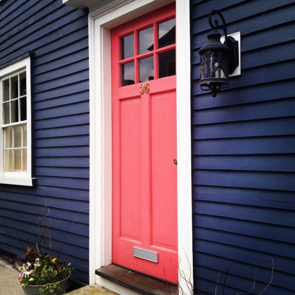 Серый дом с красной дверью