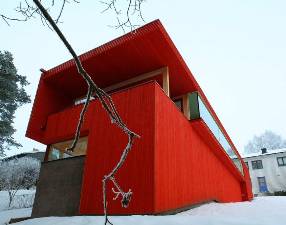 Красный необычный дом