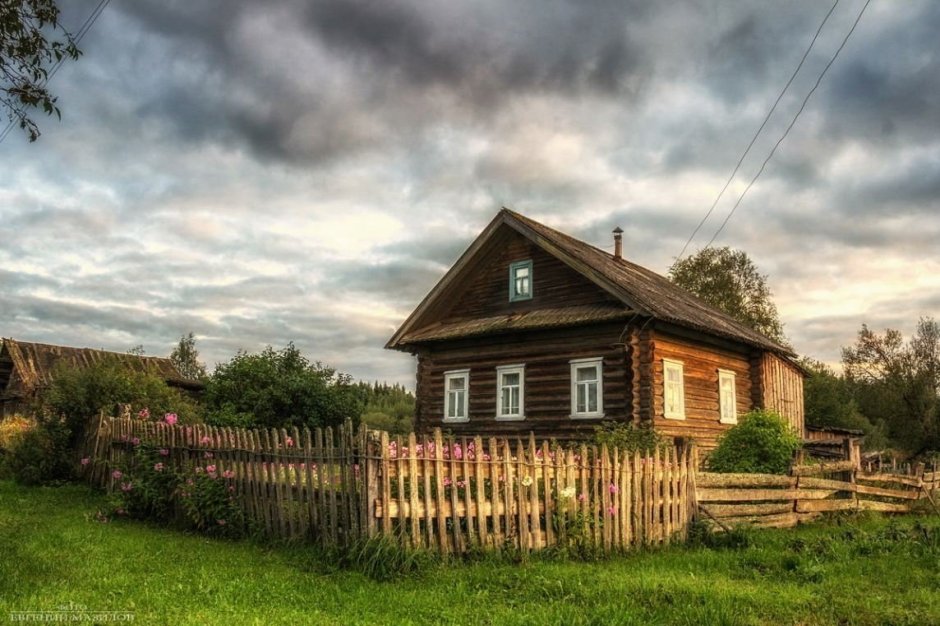 Деревянный дом в деревне