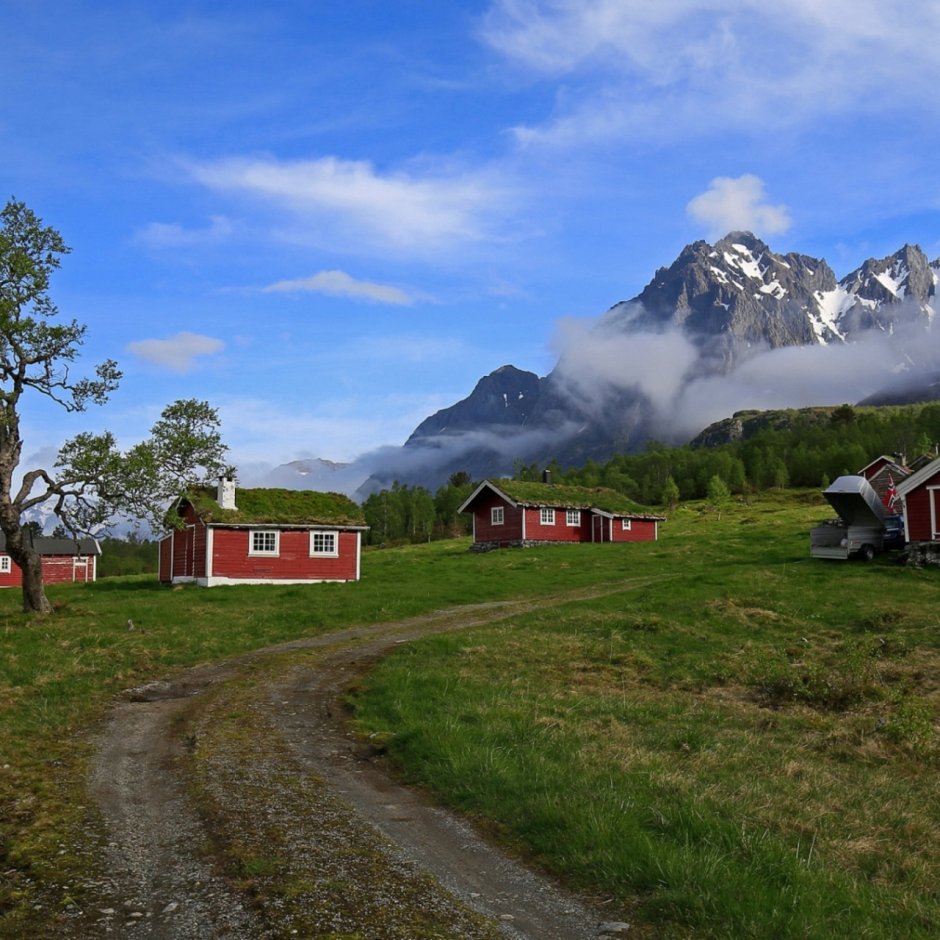 Домик у подножья горы Норвегия