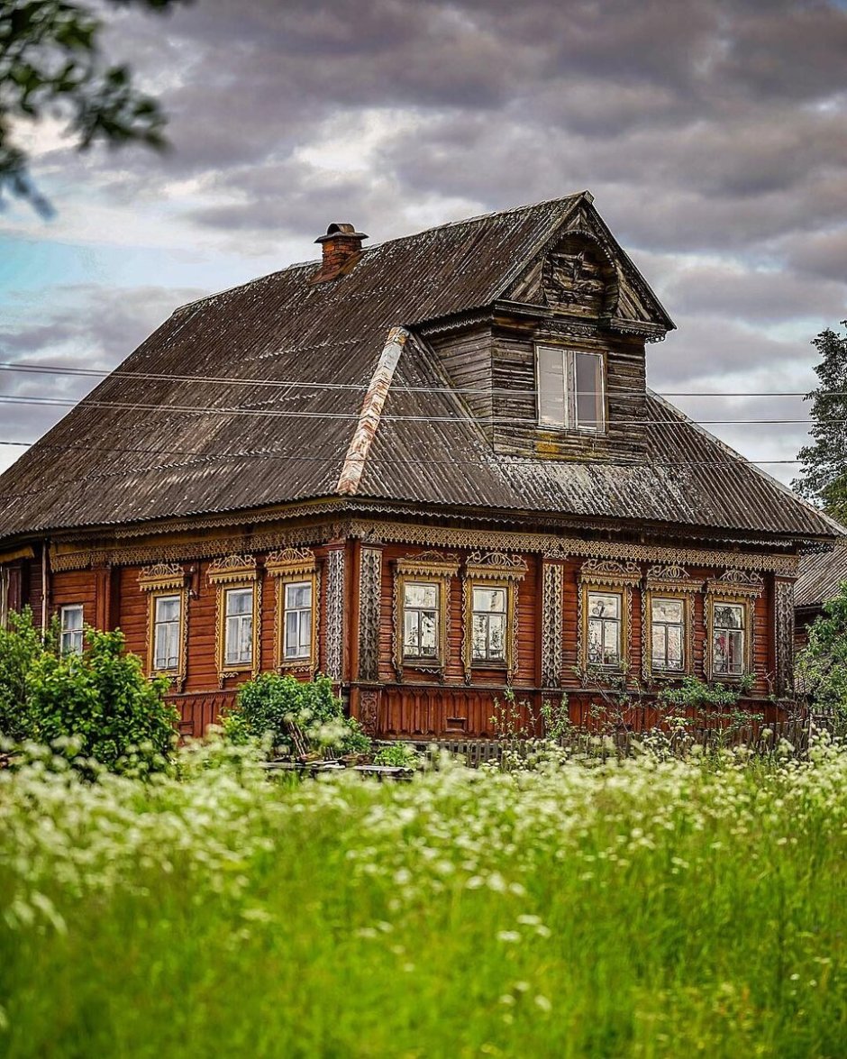 Деревянный деревенский дом