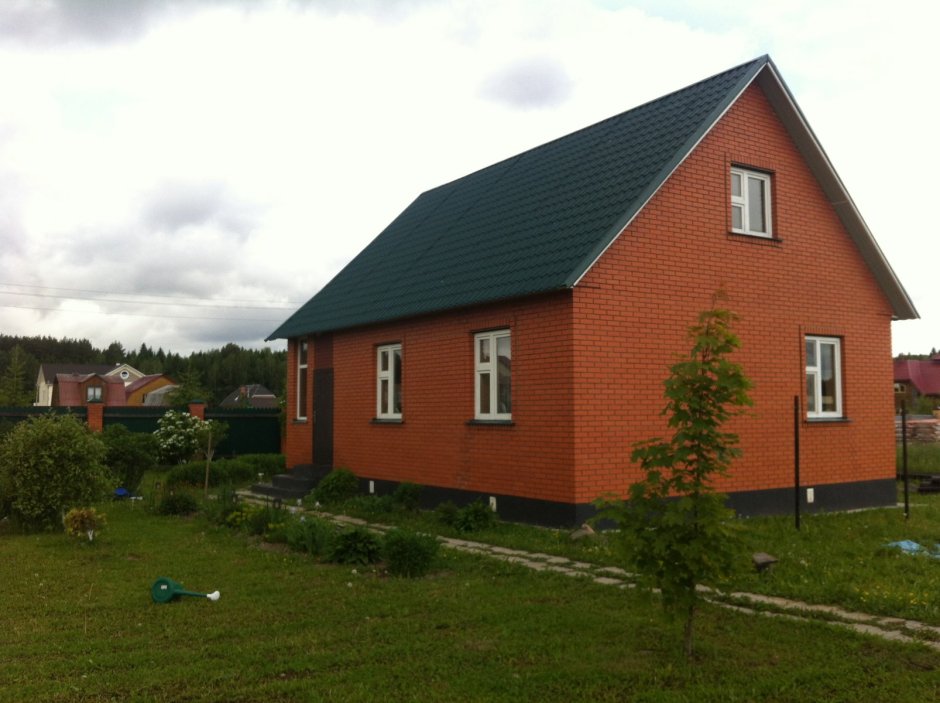 Кирпичный дом в деревне