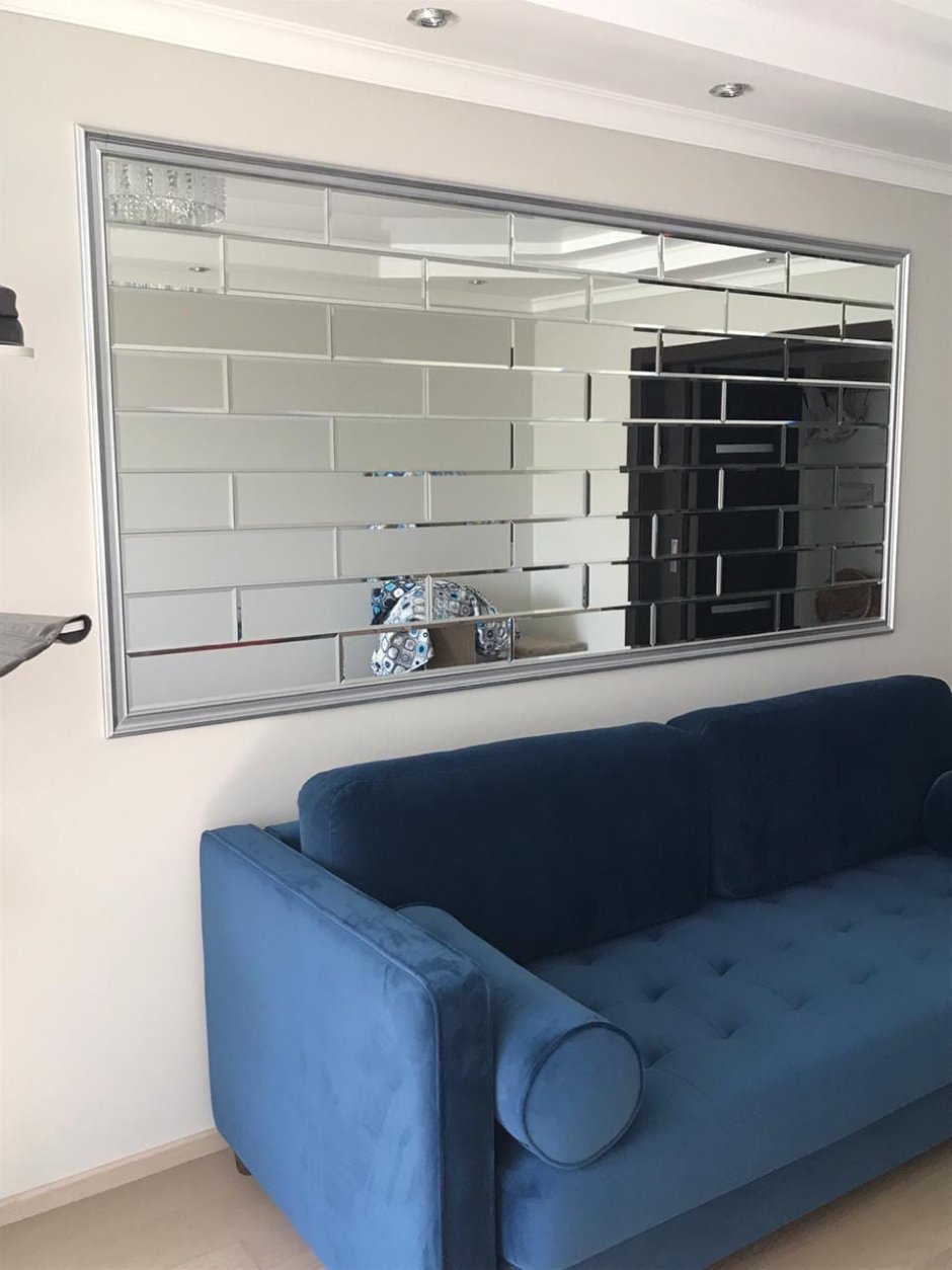 Зеркальная плитка над диваном