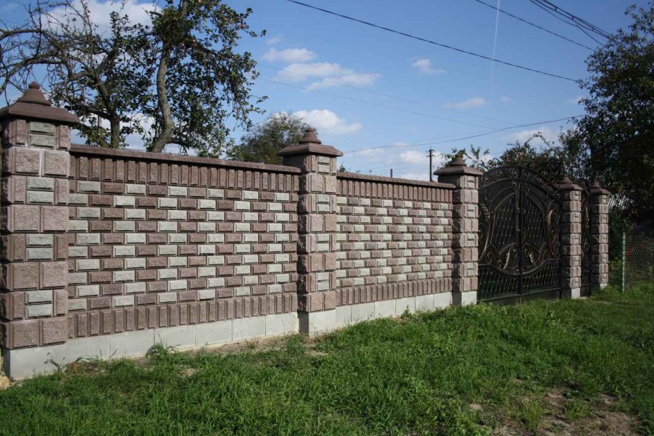 Красивый забор из рваного блока