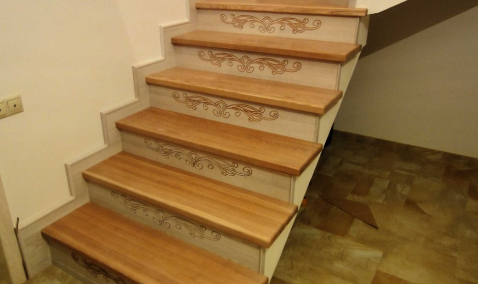 Подступенки деревянной лестницы