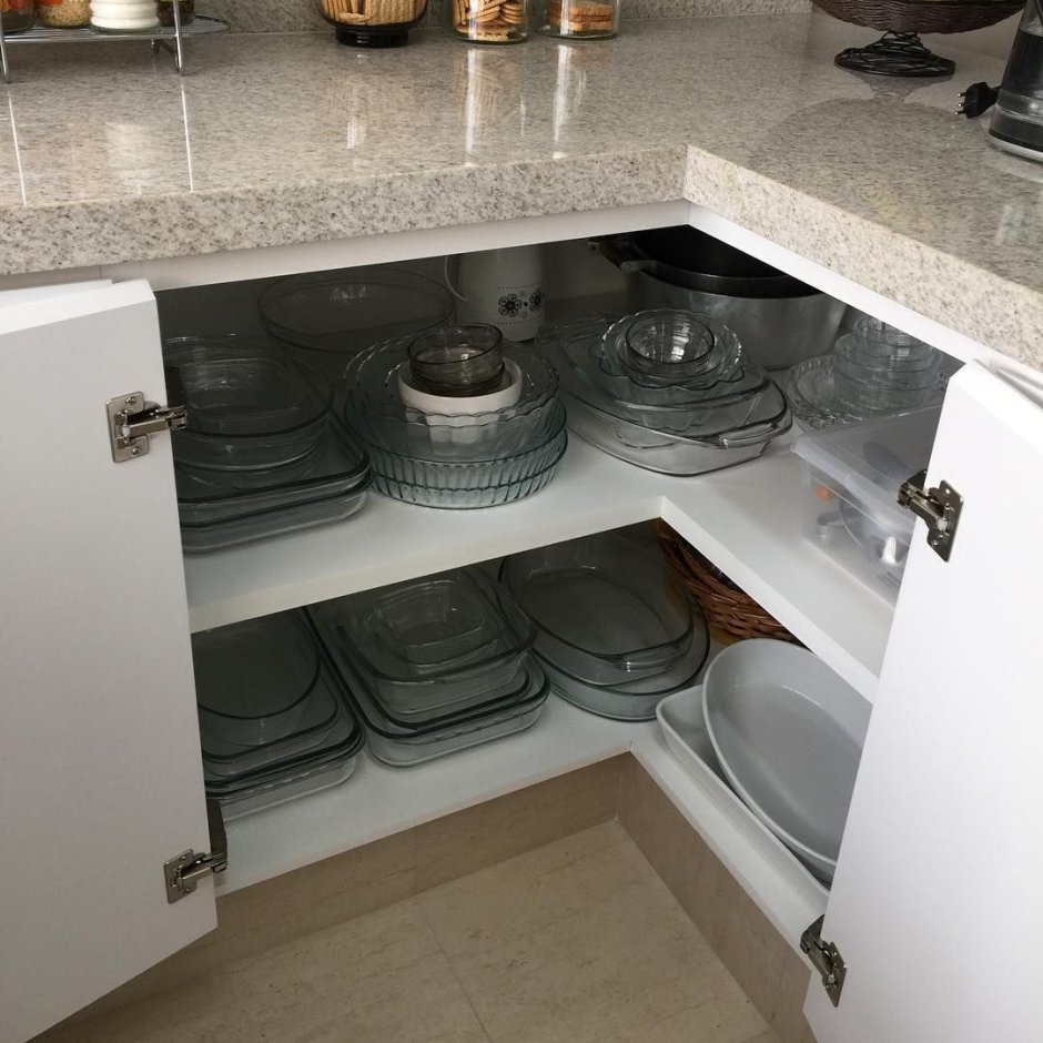 Наполнение углового шкафа под мойкой на кухне