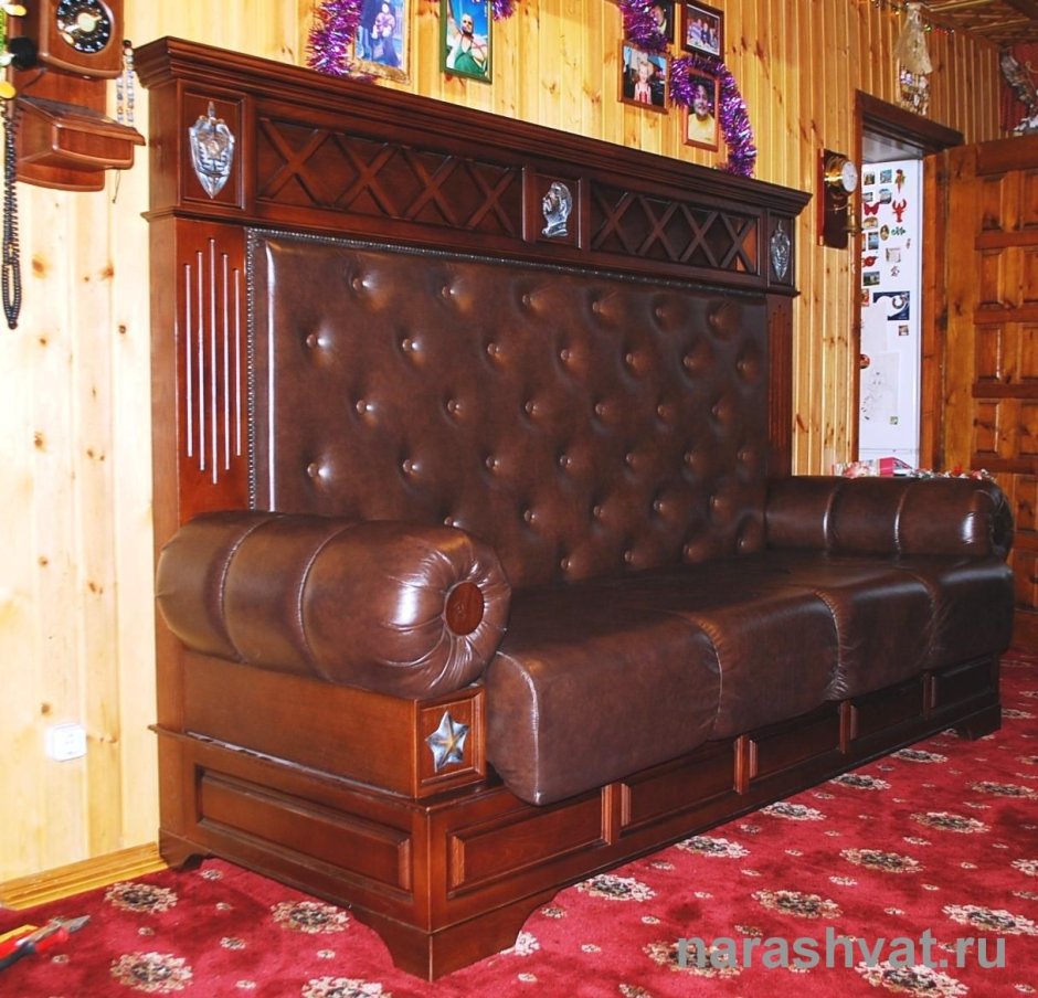 Сталинский диван с валиками и высокой спинкой