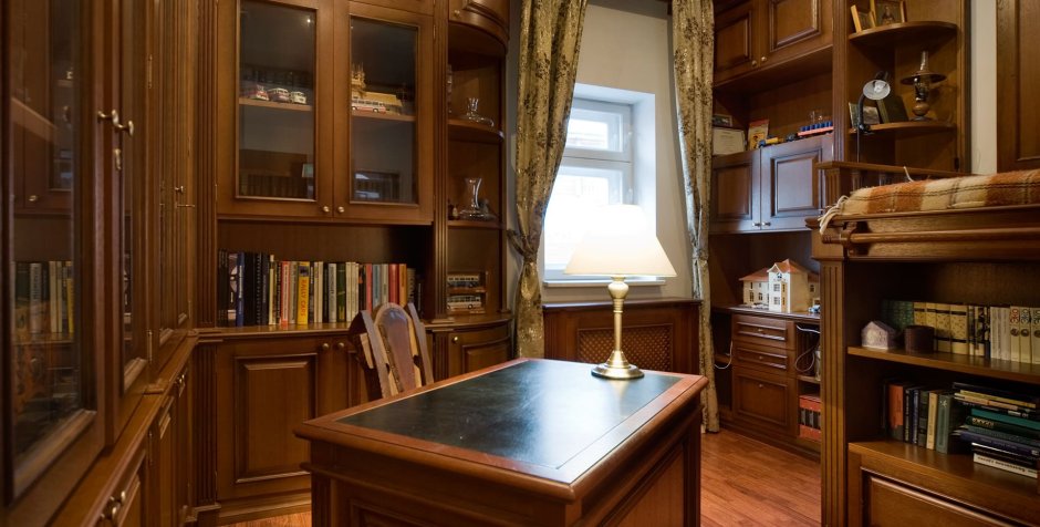 Интерьер маленького кабинета библиотеки в классическом стиле
