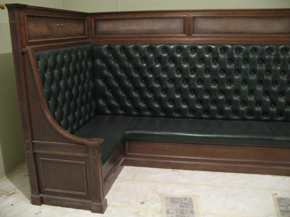 Сталинский диван с высокой спинкой в стиле Ампир
