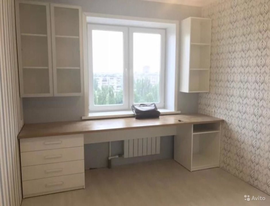 Письменный стол под окном
